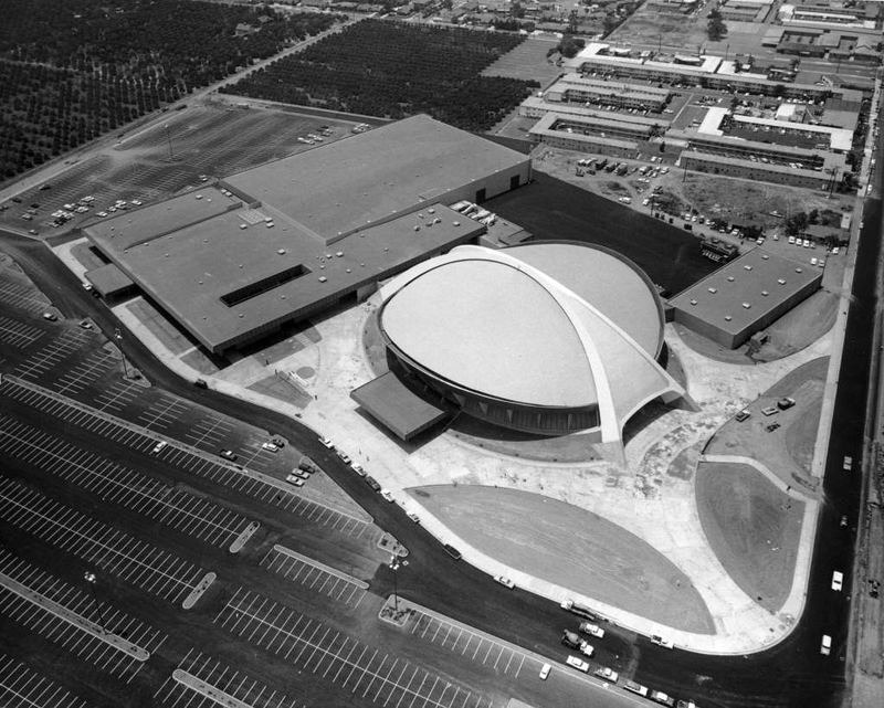Illustration for article titled When Anaheim's Flying-Saucer Arena Touched Down Near Disneyland